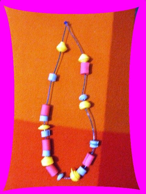 collier avec perles de mousse fabriquées maison