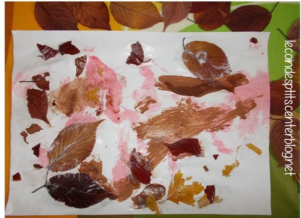 Peinture et collage de feuilles séchées